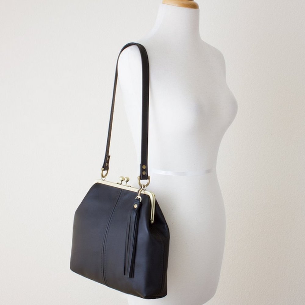 Black Leather Kiss Lock Frame Purse - Retro Shoulder Bag Gold Brass